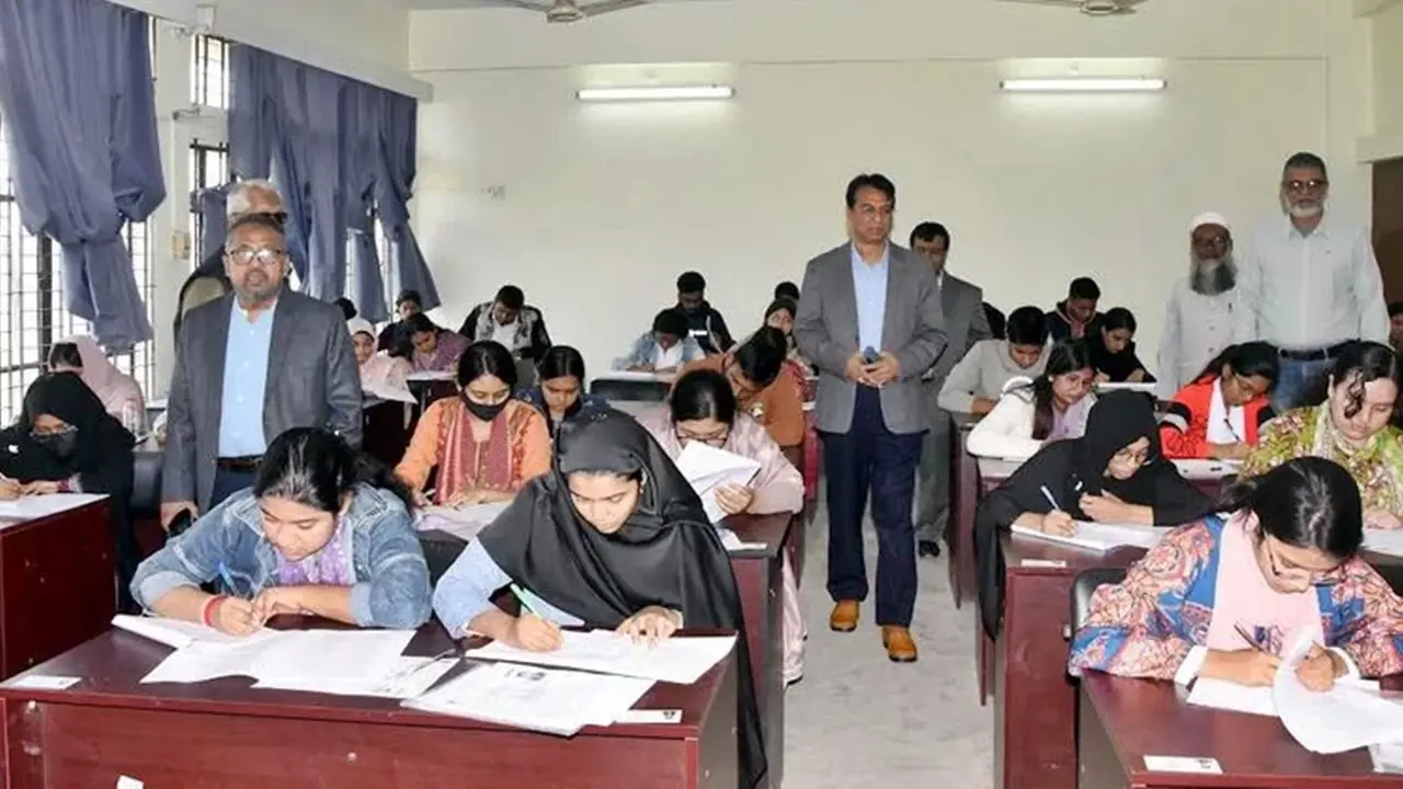 খুবি উপকেন্দ্রে ঢাবির ব্যবসায় শিক্ষা ইউনিটের ভর্তি পরীক্ষা অনুষ্ঠিত