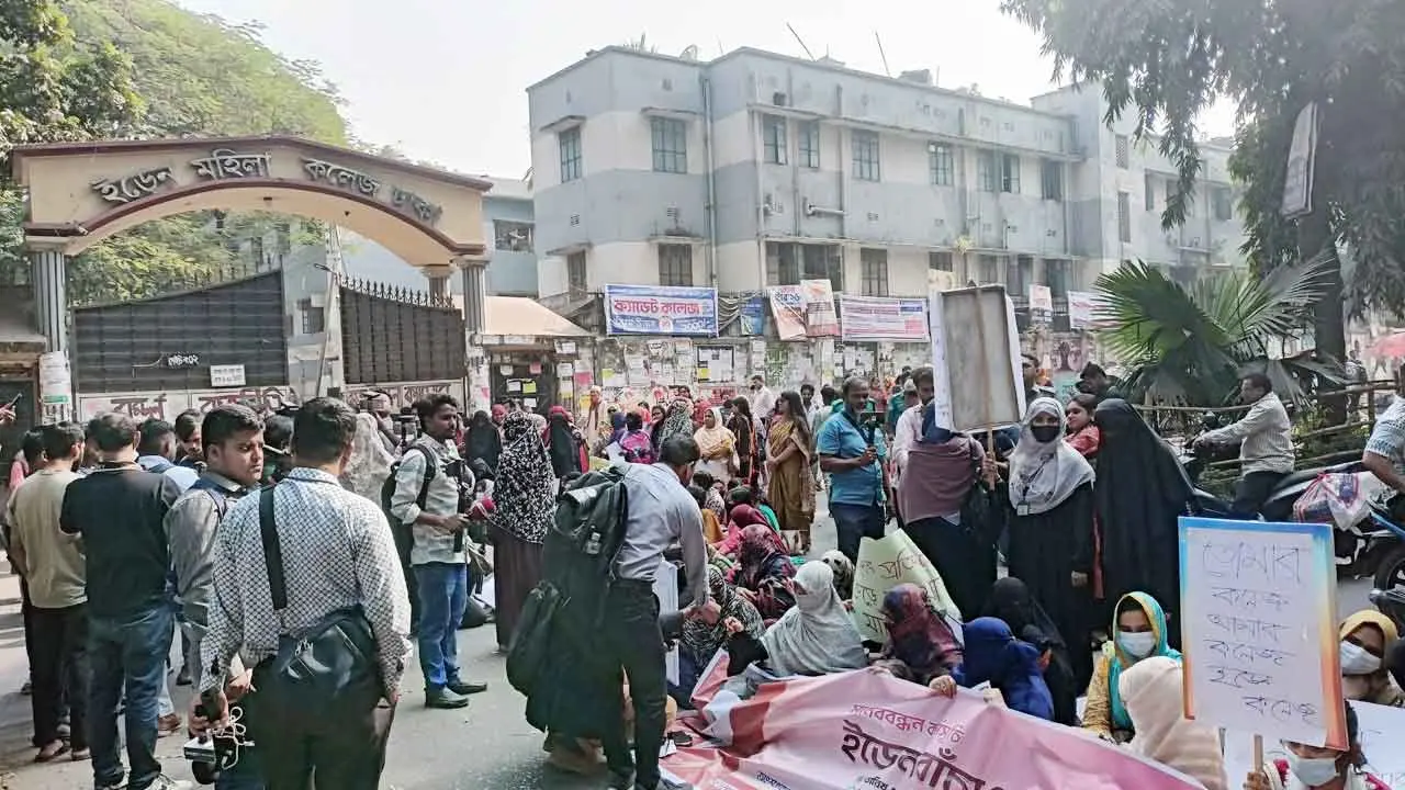 স্বাতন্ত্র্য রক্ষার দাবিতে ইডেন মহিলা কলেজ শিক্ষার্থীদের সড়ক অবরোধ