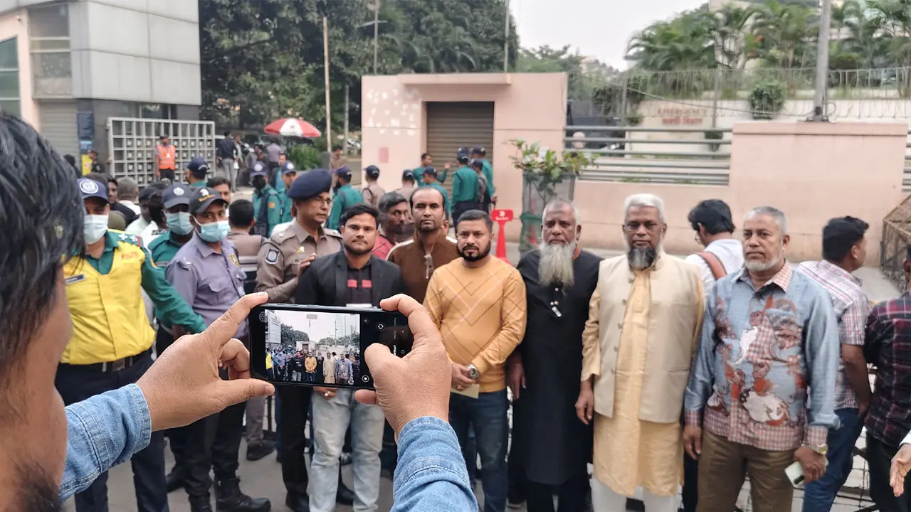এভারকেয়ারের সামনে দাঁড়িয়ে ফটোশুট–সেলফি, কমানো যাচ্ছে না ভিড়