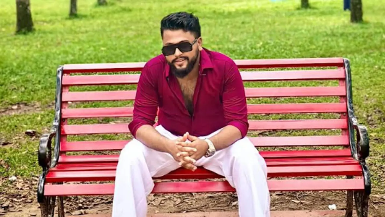 পরীক্ষা চলাকালে স্ত্রীর সিট দেখতে বাধা, কলেজে যুবকের রামদা নিয়ে মহড়া