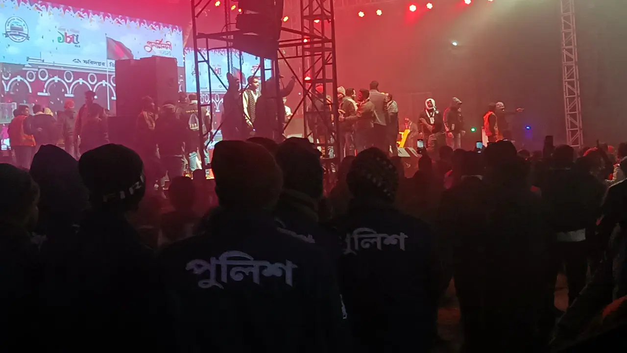 জেমসের কনসার্টে ইট নিক্ষেপ, আহত ৩০