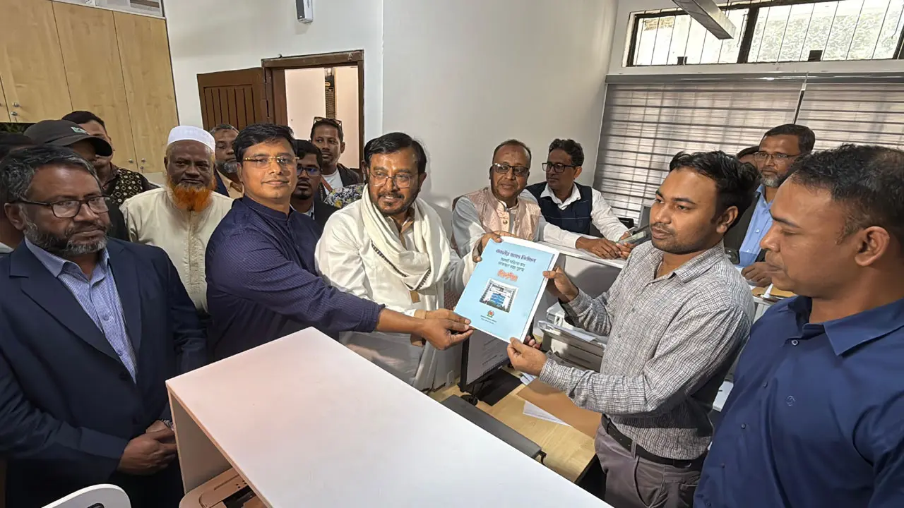 ফেনী-২ আসনে মনোনয়নপত্র নিলেন এবি পার্টির চেয়ারম্যান