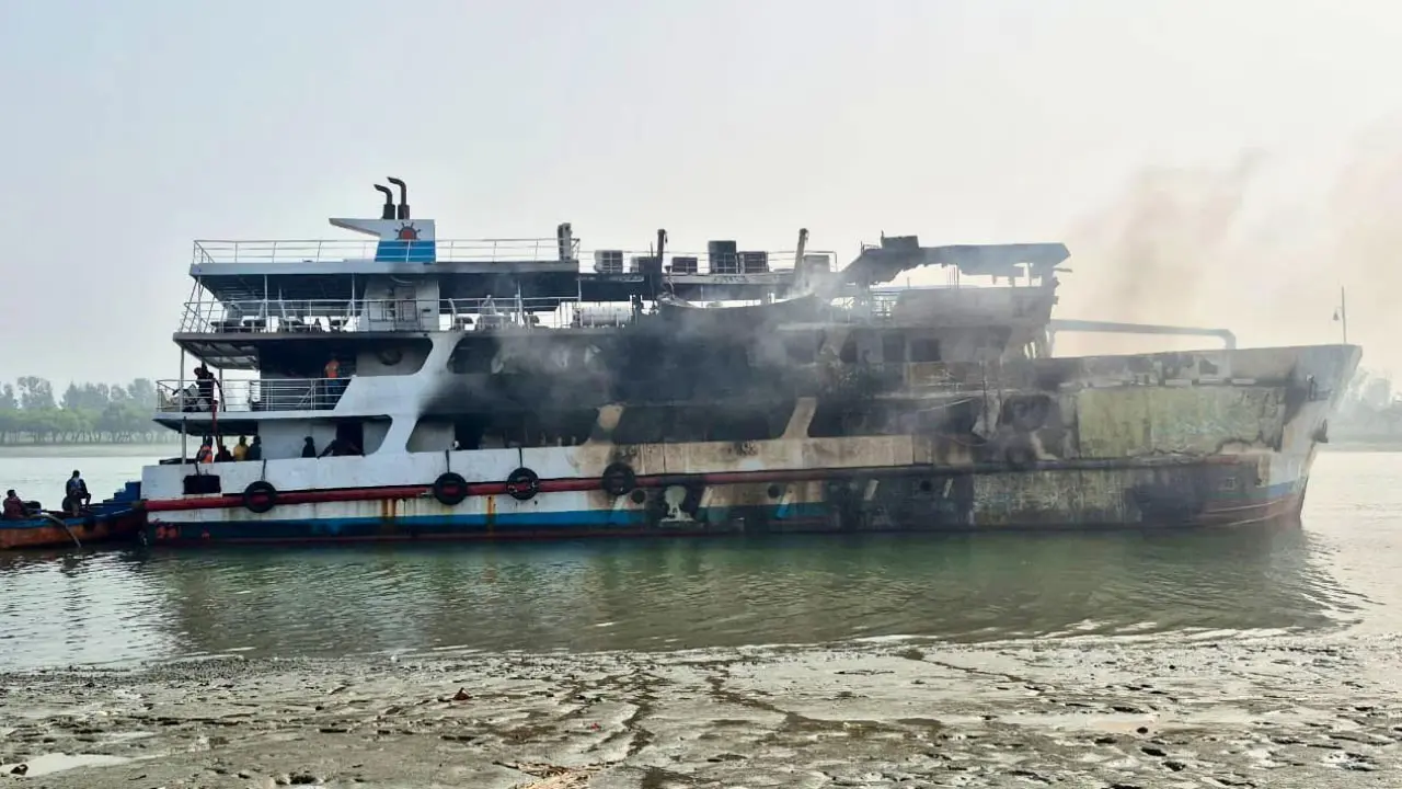 সেন্ট মার্টিনগামী জাহাজে আগুনের ঘটনায় ৫ সদস্যের তদন্ত কমিটি