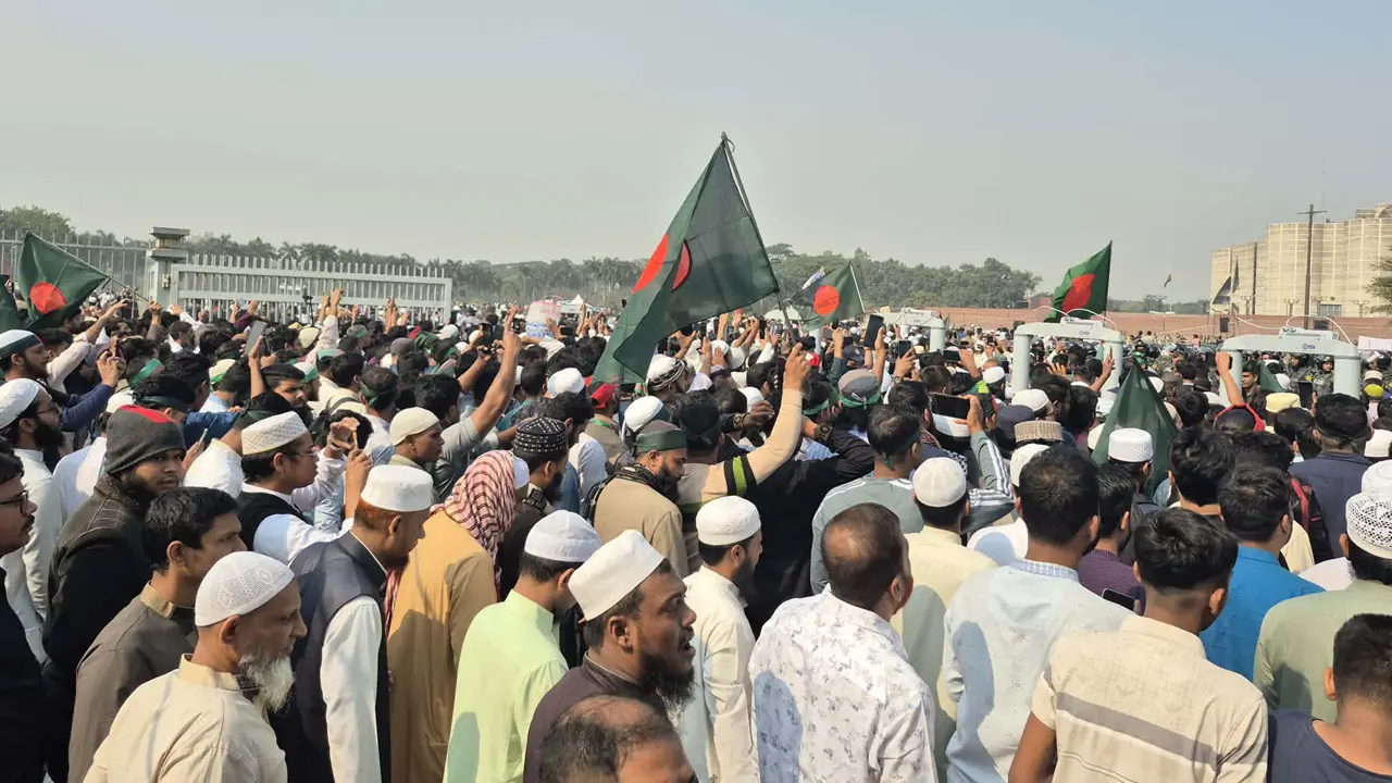 সংসদ ভবনের দক্ষিণ প্লাজায় প্রবেশ করলো হাজারো ছাত্র-জনতা