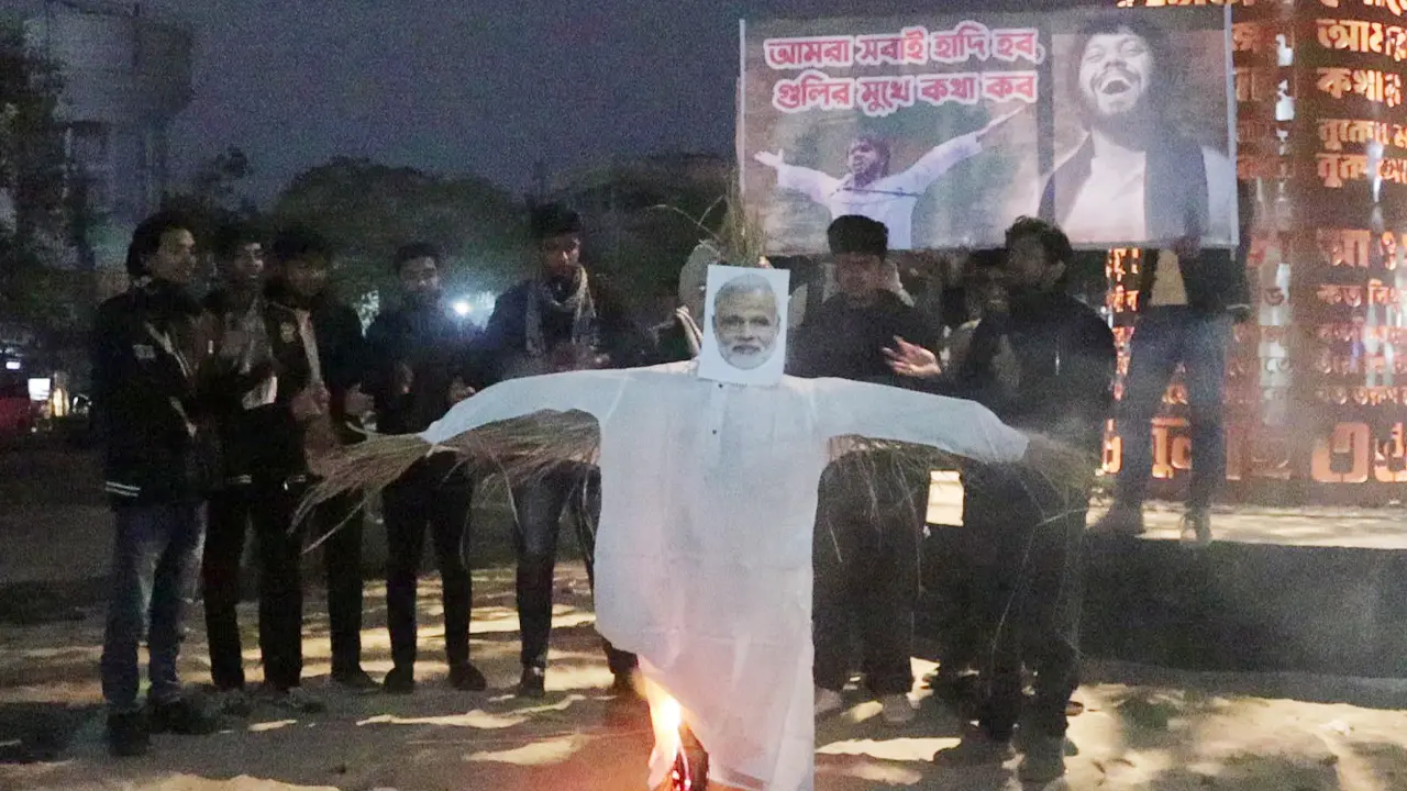 শহীদ হাদি হত্যাকাণ্ড, বিচার দাবিতে নওগাঁয় মোদির কুশপুতুল দাহ