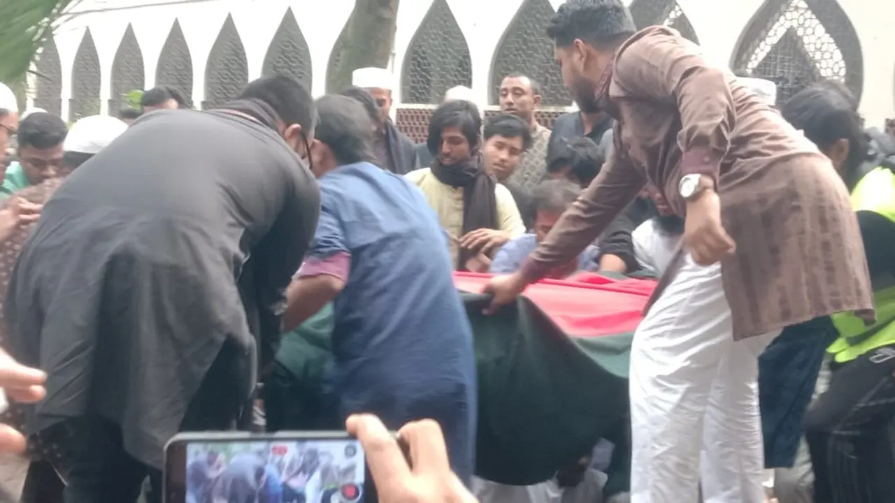 কবি নজরুলের সমাধি চত্বরে শহীদ হাদির দাফন সম্পন্ন