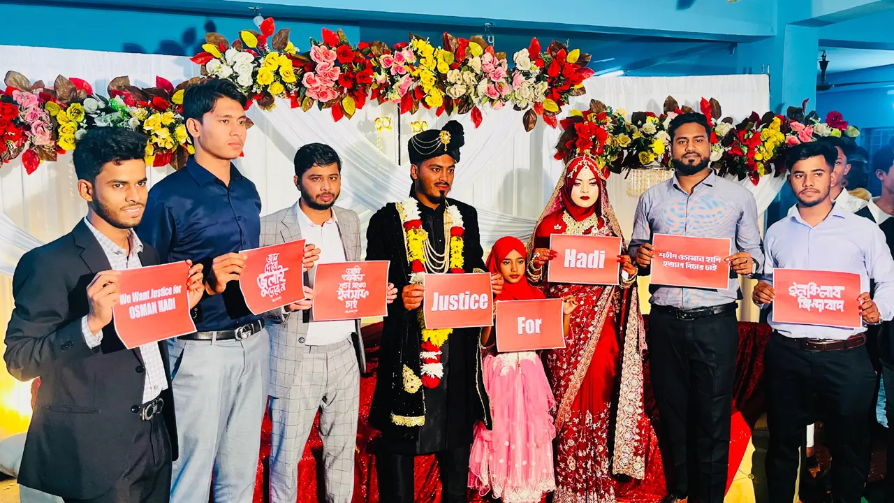 বিয়ের আনন্দেও প্রতিবাদী বার্তা, হাতে ‘জাস্টিস ফর হাদি’