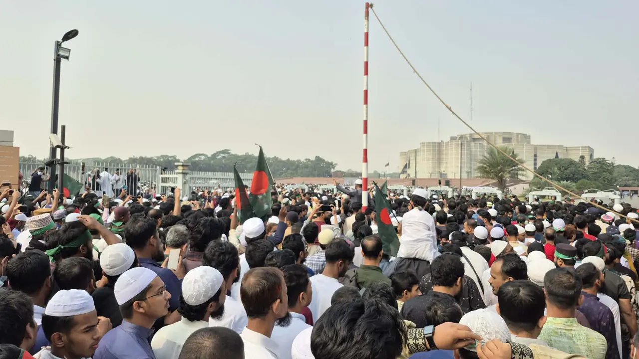 শহীদ হাদির জানাজায় অংশ নিতে সংসদ ভবনের দক্ষিণ প্লাজায় লাখো মানুষের ঢল