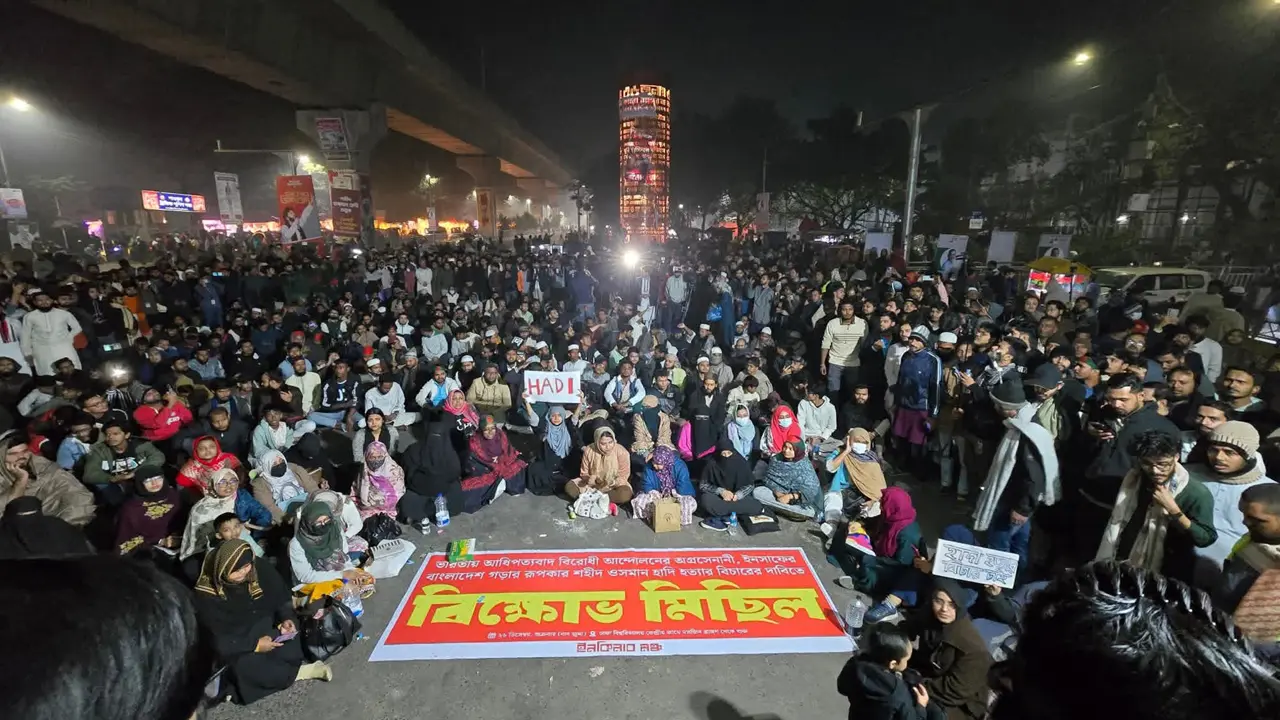 জমায়েত বাড়ছে শাহবাগে, রাতভর থাকার ঘোষণা