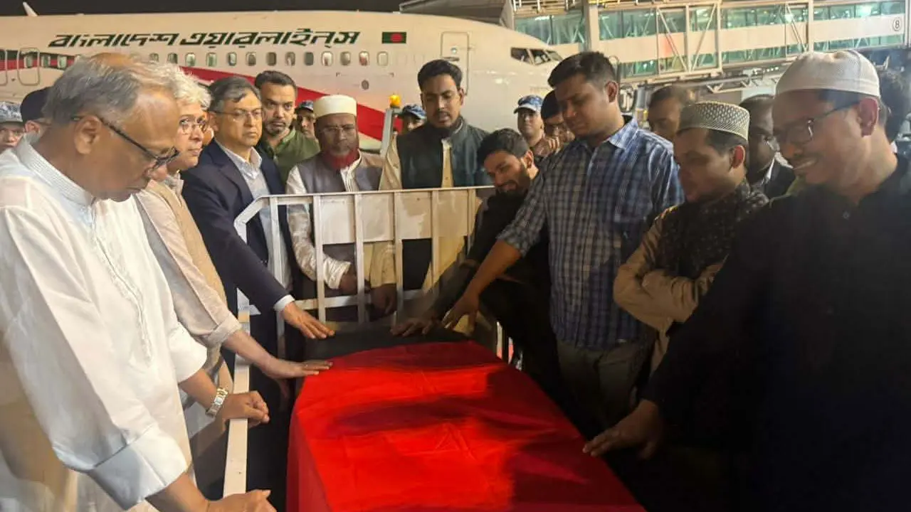 শহীদ ওসমান হাদির কফিনে বিএনপির শ্রদ্ধা নিবেদন