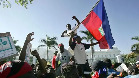 বিশ্বকাপে ট্রাম্পের দিকে তাকিয়ে হাইতি