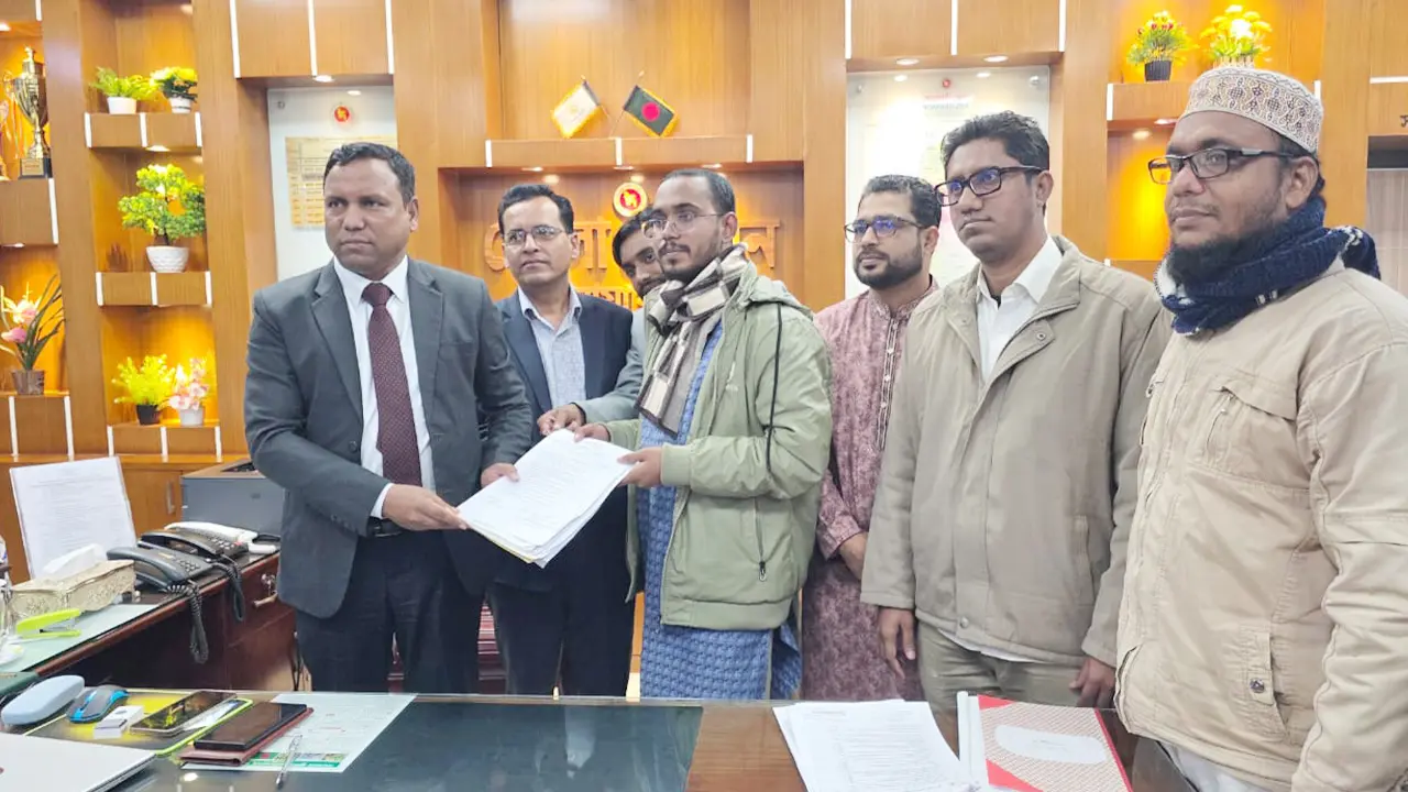 শহীদ পরিবারের সদস্যদের সঙ্গে মনোনয়নপত্র জমা দিলেন হান্নান মাসউদ