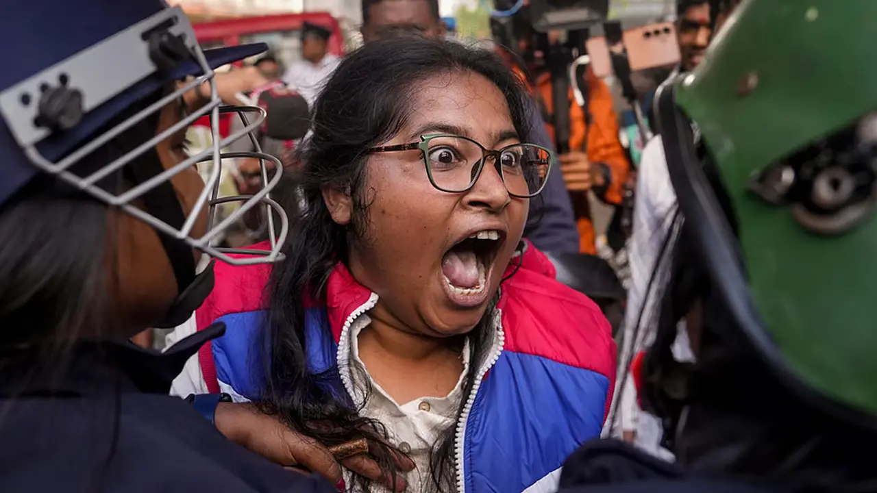 কলকাতায় বাংলাদেশ উপ-হাইকমিশনের দিকে আসা বিক্ষোভকারীদের ব্যাপক লাঠিচার্জ