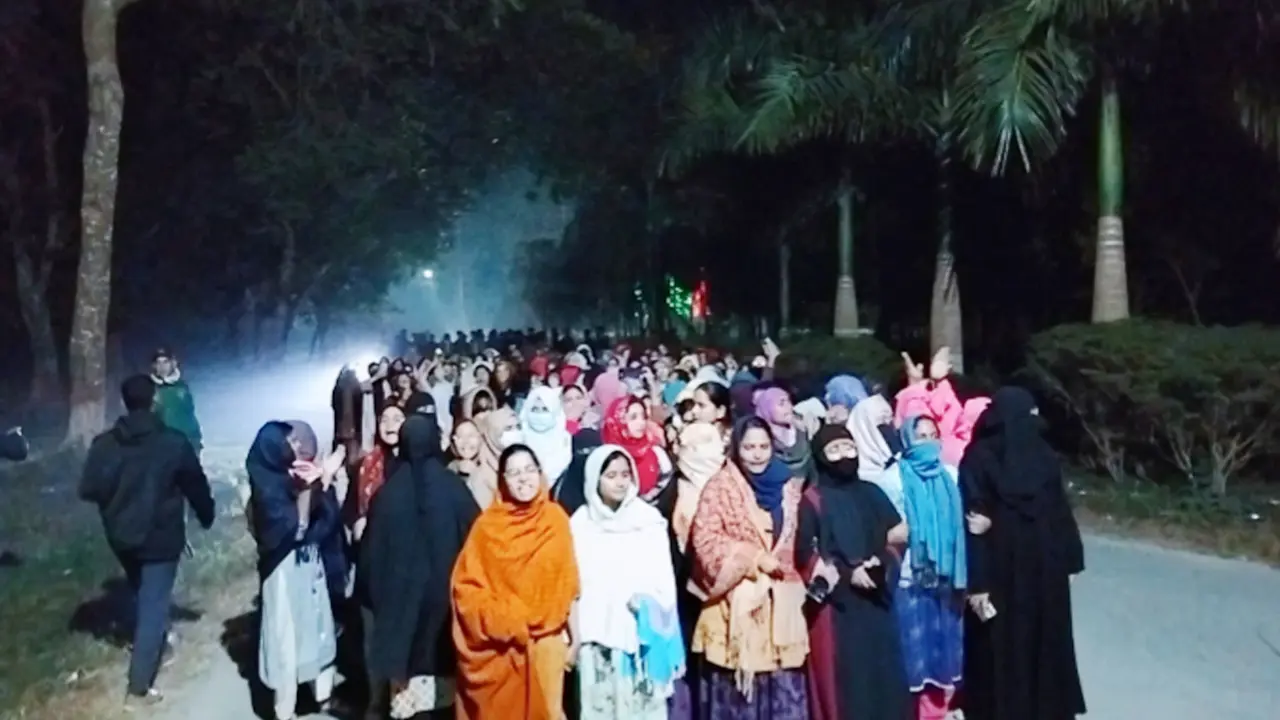 হাদির মৃত্যুতে উত্তাল সারাদেশ, বিক্ষোভ-সড়ক অবরোধ
