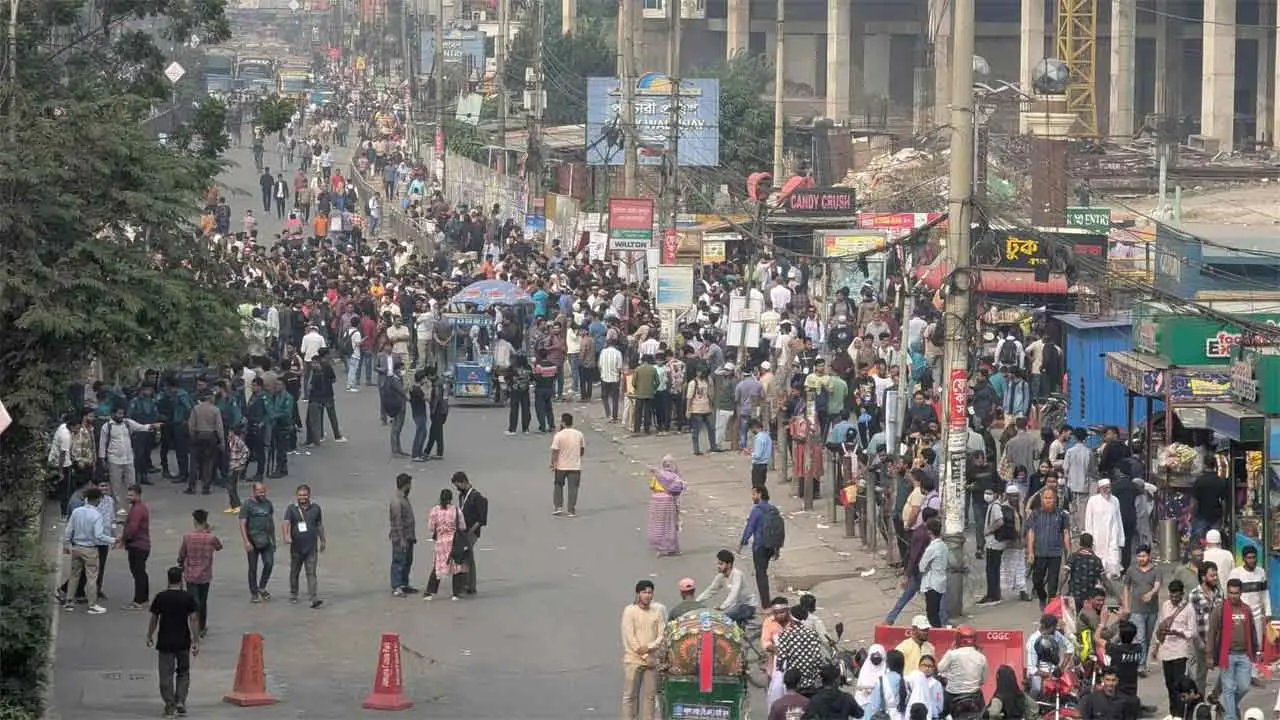 যমুনা ফিউচার পার্কের সামনে সড়ক অবরোধ মোবাইল দোকানিদের
