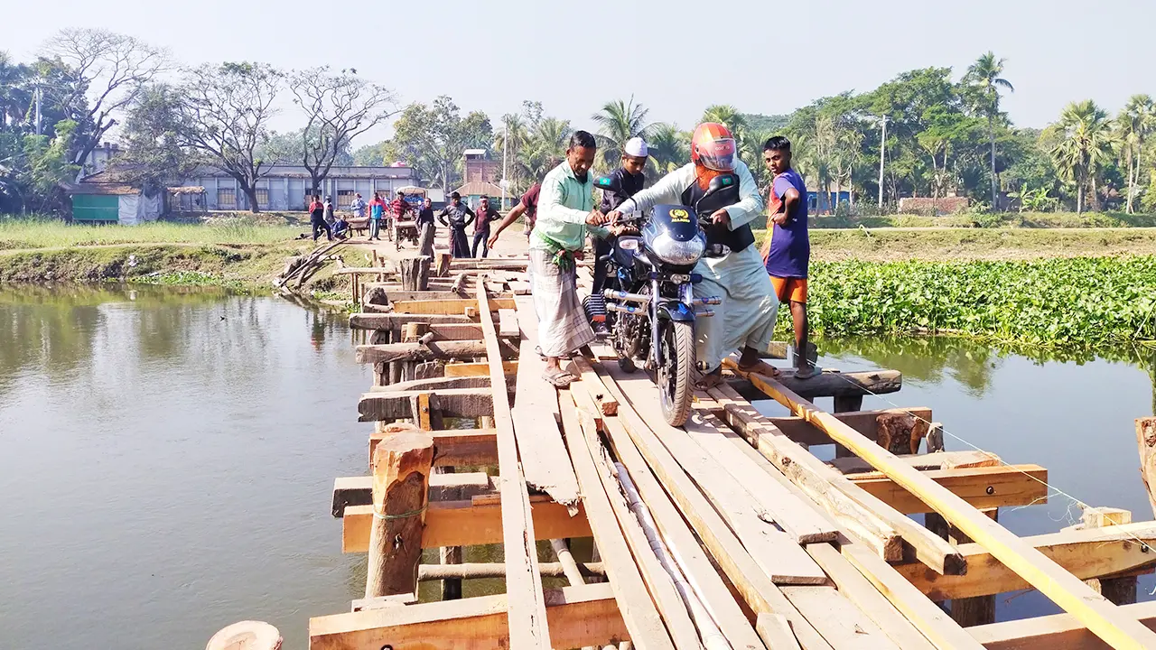 ৪ বছর ধরে বন্ধ মূল সেতুর নির্মাণ কাজ, বিকল্প সাঁকোটিও চলাচলের অনুপযোগী