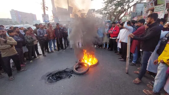 ওসমান হাদি গুলিবিদ্ধের প্রতিবাদে ঝালকাঠিতে মহাসড়ক অবরোধ