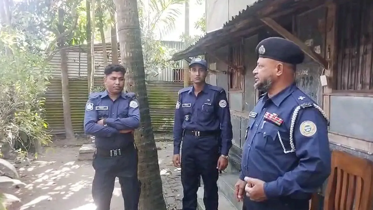 হাদির বাড়িতে পুলিশ মোতায়েন