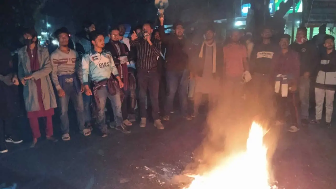 হাদির খুনিদের গ্রেপ্তার ও বিচার দাবিতে মহাসড়ক অবরোধ