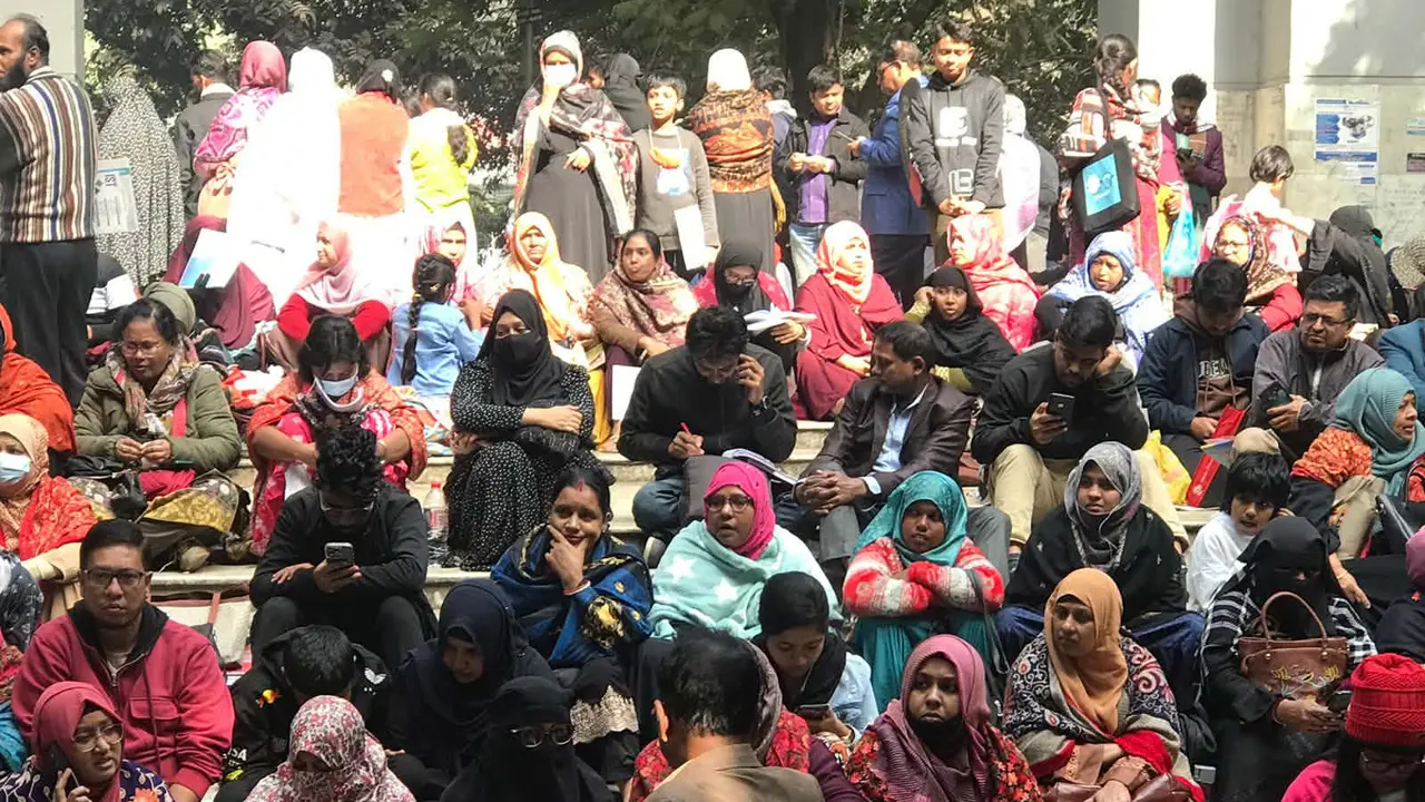 ভেতরে পরীক্ষার্থীরা, বাইরে মায়েদের দোয়া আর উৎকণ্ঠা