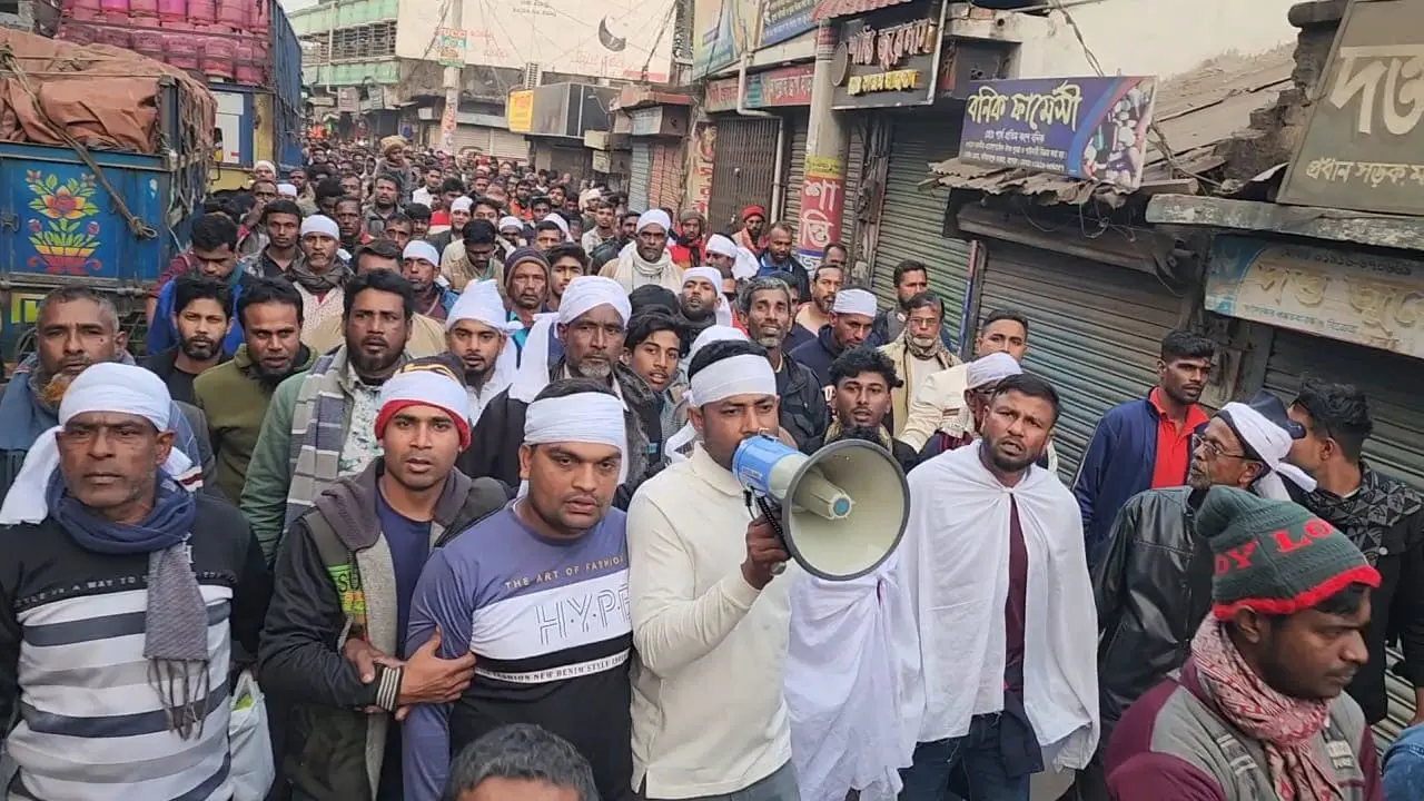শহীদ ইকবালকে বিএনপির মনোনয়ন ফিরিয়ে দিতে মাথায় কাফনের কাপড় বেঁধে বিক্ষোভ