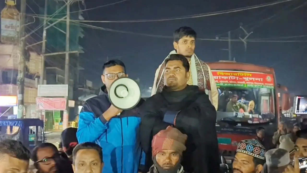ওসমান হাদি হত্যার বিচার দাবিতে বরিশাল-কুয়াকাটা মহাসড়ক অবরোধ