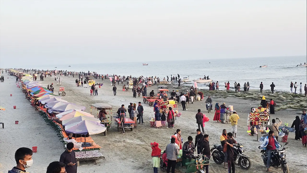বছরের শেষ সূর্যাস্ত দেখতে কুয়াকাটায় পর্যটকদের ভিড়