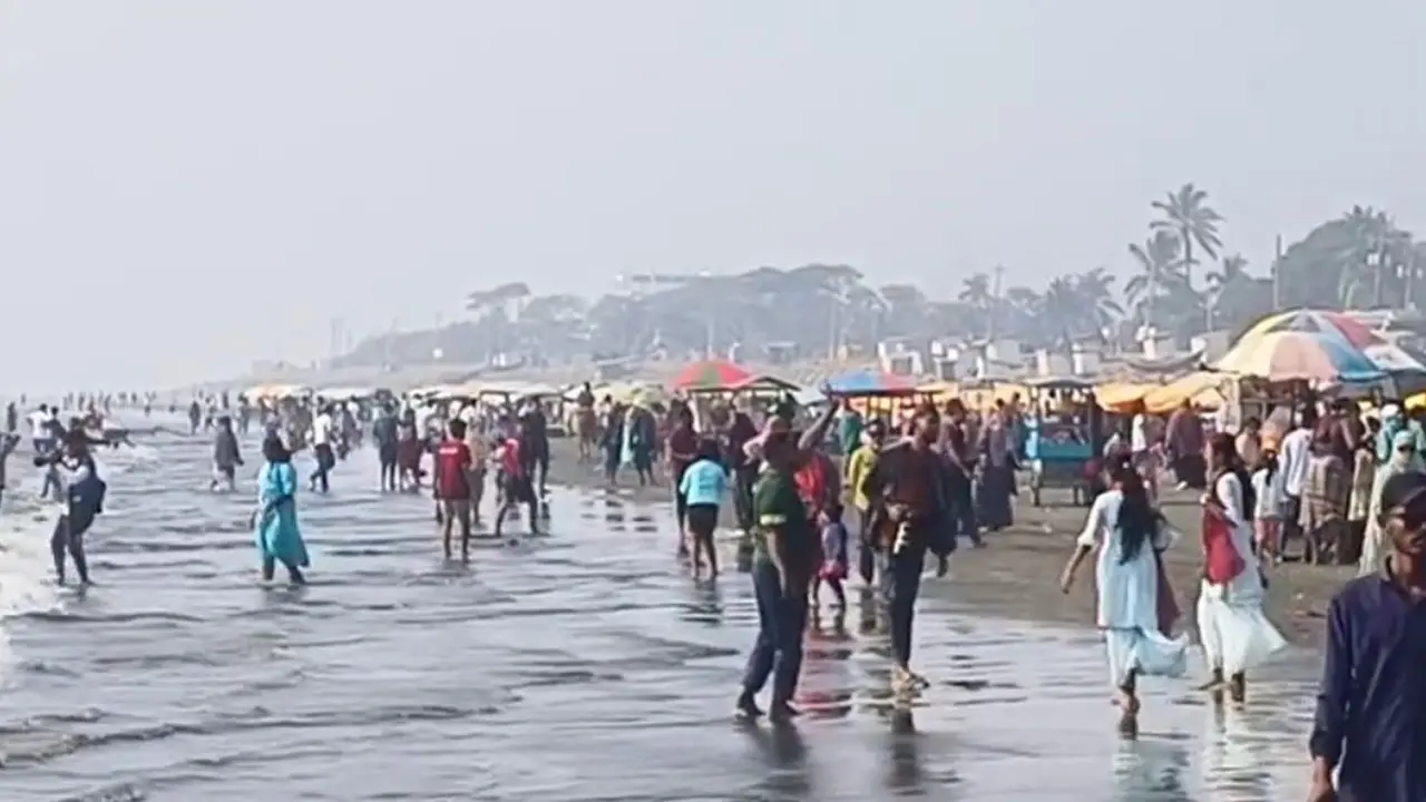 টানা ছুটিতে পর্যটকে মুখর কুয়াকাটা