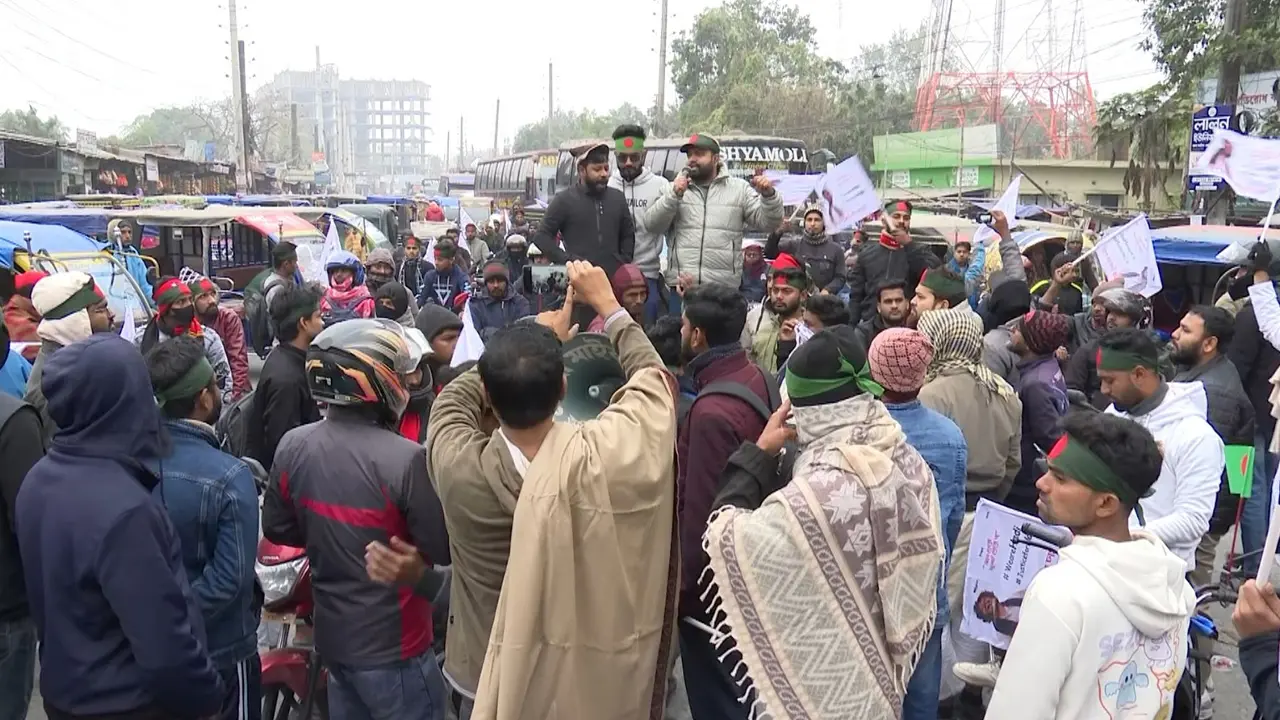 শহীদ হাদি হত্যার বিচারের দাবিতে কুষ্টিয়ায় ফের সড়ক অবরোধ
