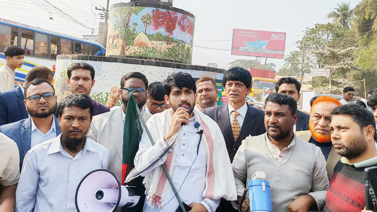 ভারতে বসে দেশের বিরুদ্ধে ষড়যন্ত্র করছে হাসিনা : মাহবুব আলম