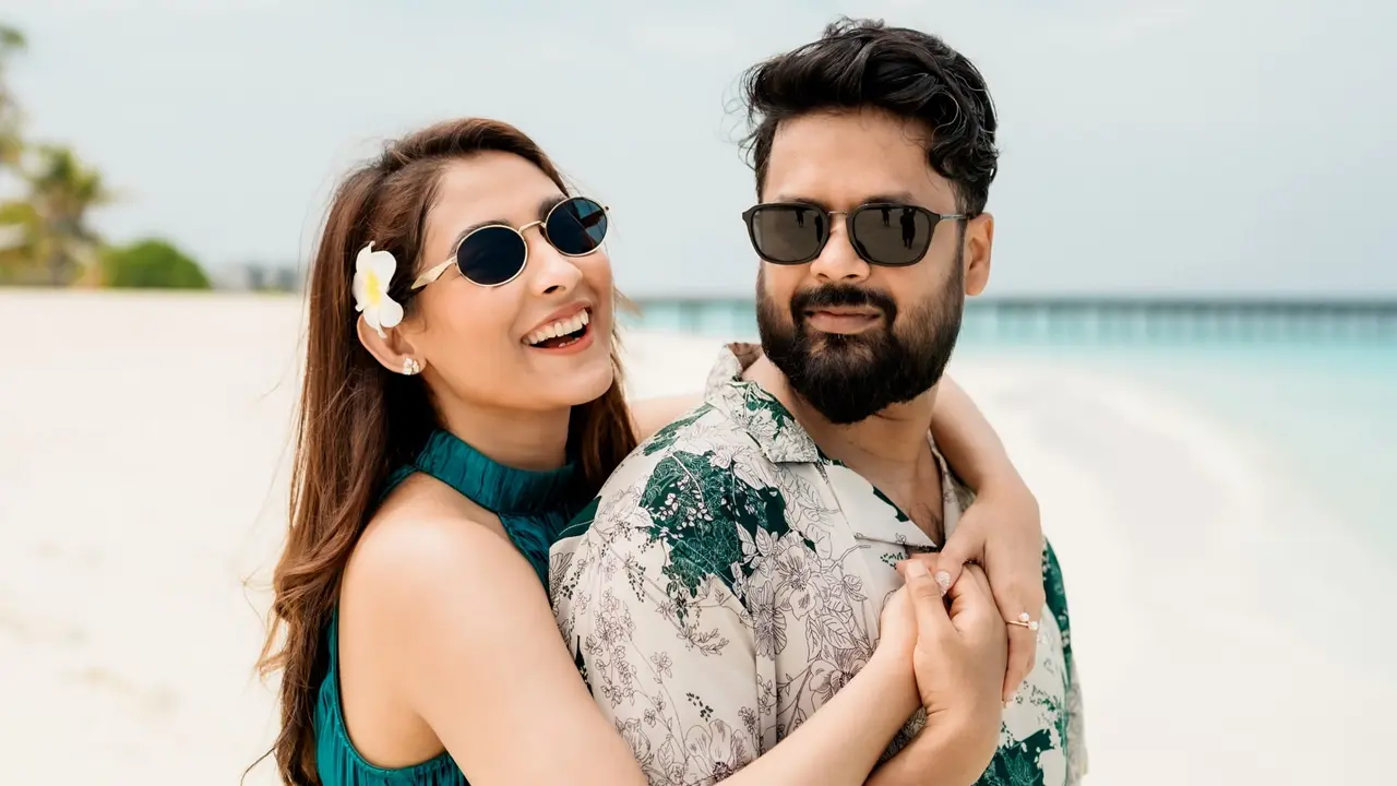 মালদ্বীপে মুগ্ধতা ছড়াচ্ছেন মেহজাবীন-আদনান