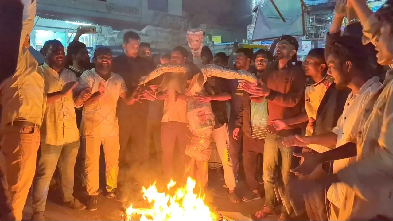 মুন্সীগঞ্জে মির্জা ফখরুলের কুশপুত্তলিকা পোড়ালেন বিএনপি নেতাকর্মীরা