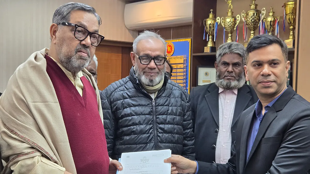 কালো টাকার বিরুদ্ধে লড়াই করতেই নির্বাচনে এসেছি : আলমগীর কবির