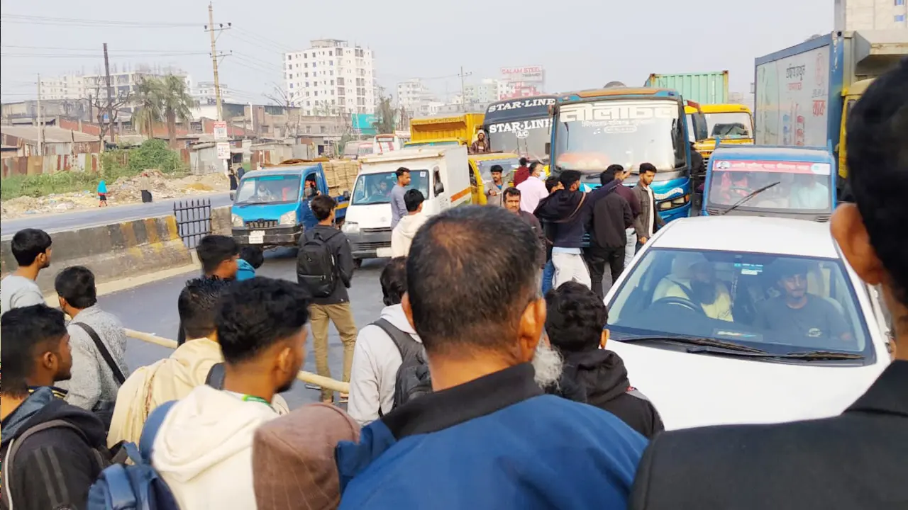 শহীদ ওসমান হাদি হত্যার বিচার দাবিতে নারায়ণগঞ্জে মহাসড়ক অবরোধ