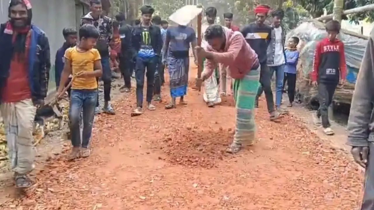 সড়ক নির্মাণে নিম্নমানের সামগ্রী ব্যবহার, কাজ বন্ধ করে দিলো এলাকাবাসী