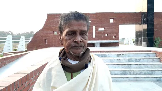 পাক-হানাদারদের দেওয়া আগুনে পোড়া ঘরে এখনও বসবাস করেন নিরঞ্জন তালুকদার