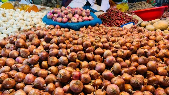 খুলনায় একলাফে পেঁয়াজের দাম বেড়েছে ৩৫ টাকা