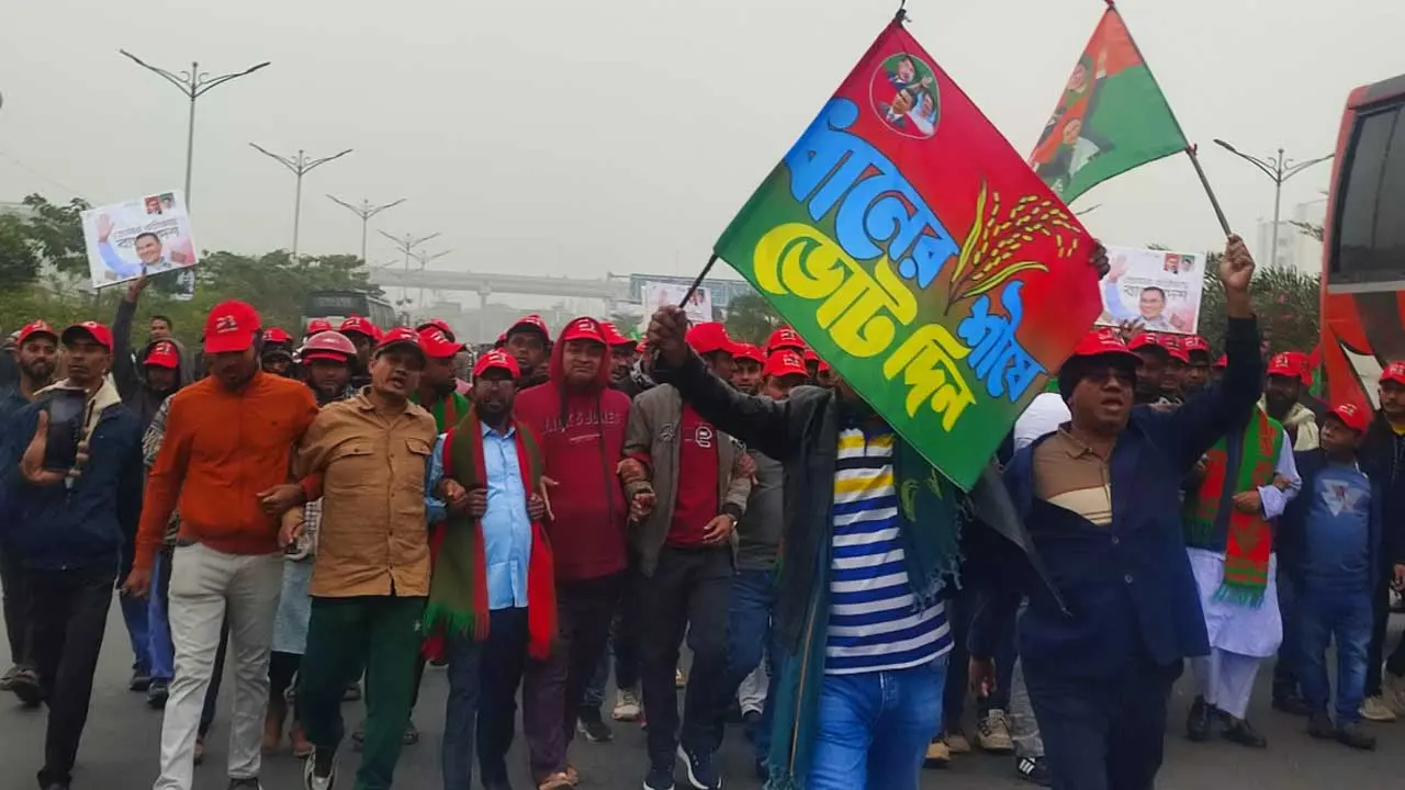 ‘প্রিয় নেতাকে একনজর দেখতে এলাম, জনস্রোতে না দেখলেও আসাটাই সার্থক’