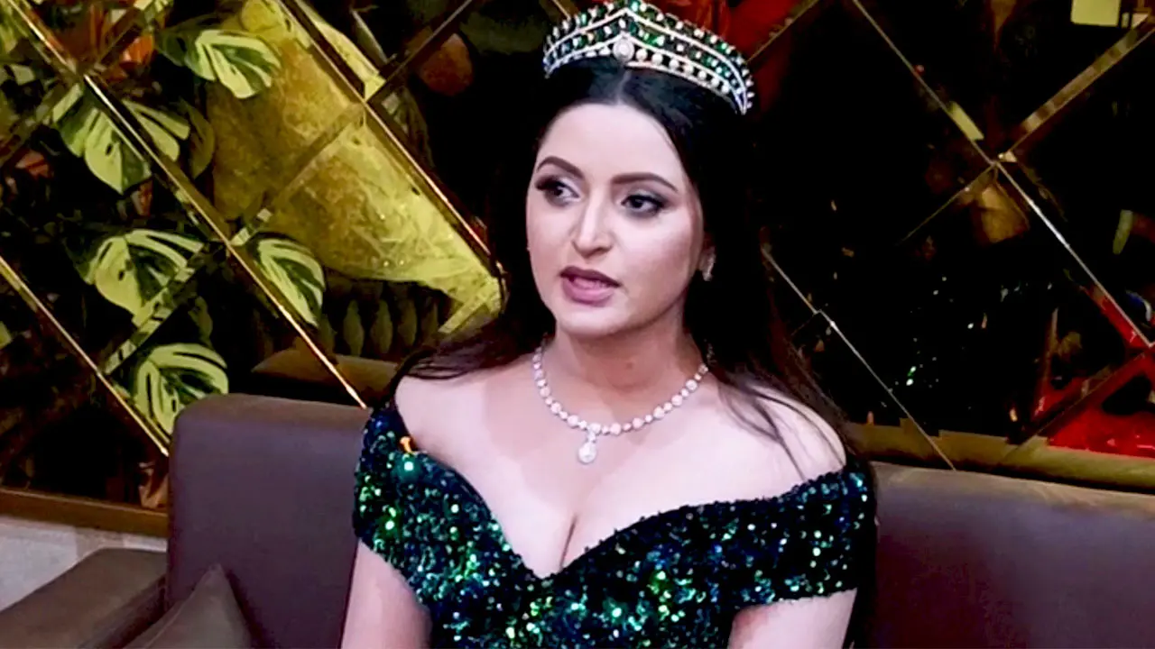 পার্লার উদ্বোধনে গিয়ে বিতর্কে পরীমণি
