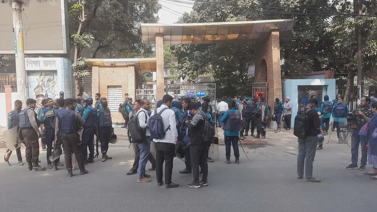 শিক্ষা ভবনের সামনে নিরাপত্তা জোরদার করলো পুলিশ