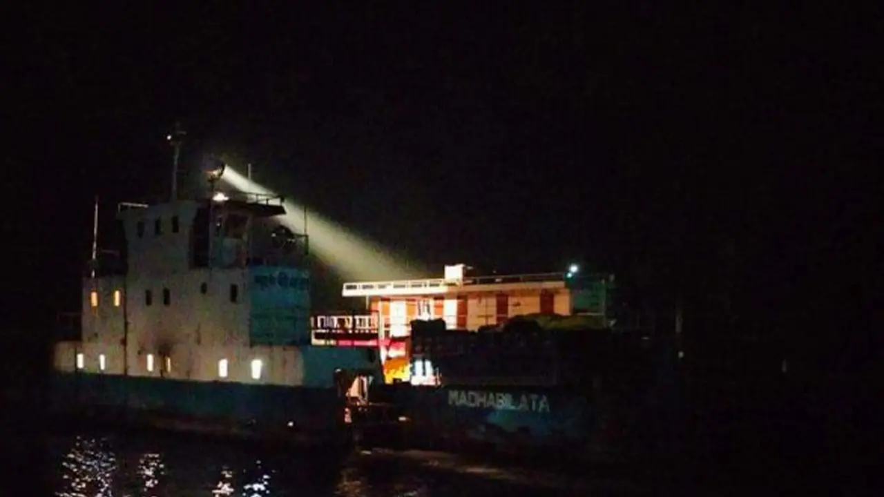 ঘন কুয়াশায় রাত থেকে দৌলতদিয়া-পাটুরিয়া নৌরুটে ফেরি চলাচল বন্ধ