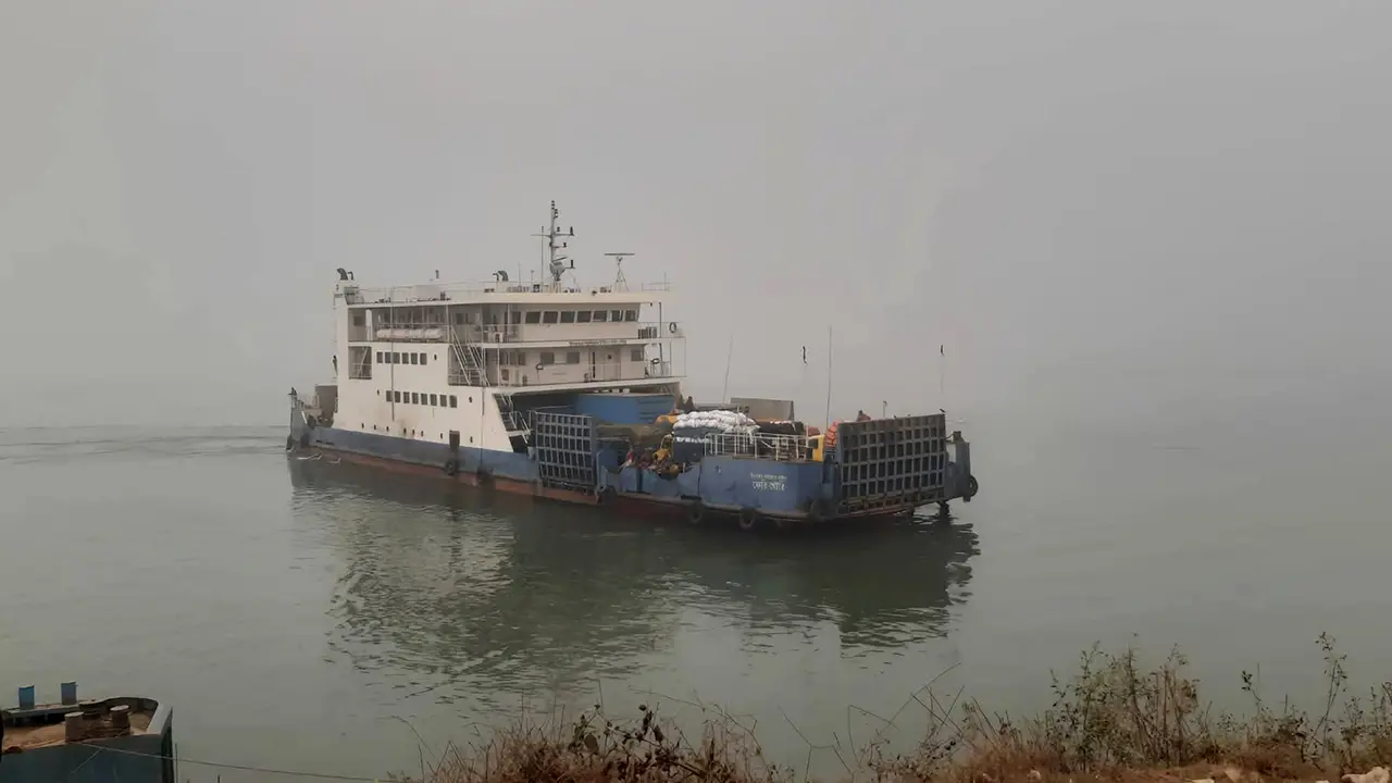 ৫ ঘণ্টা পর দৌলতদিয়া-পাটুরিয়া নৌরুটে ফেরি চলাচল শুরু