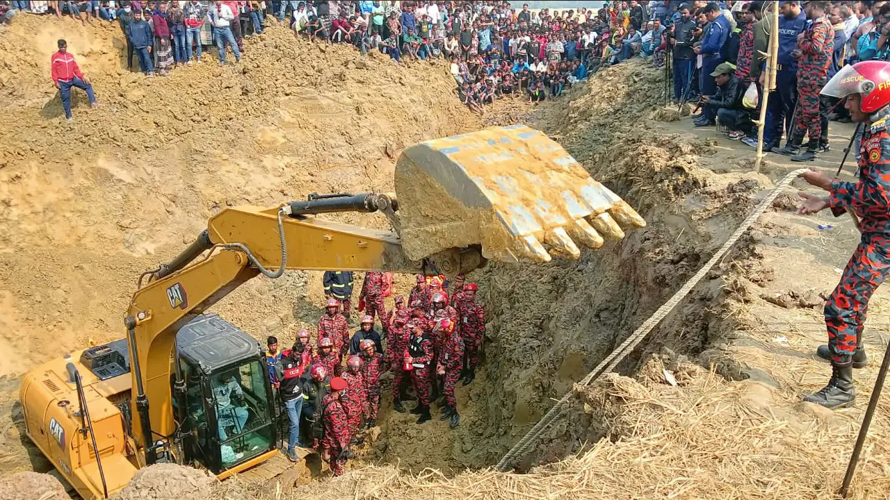 ২৭ ঘণ্টা ধরে উদ্ধারের চেষ্টা, ৪২ ফুট খুঁড়েও সন্ধান মেলেনি শিশুটির