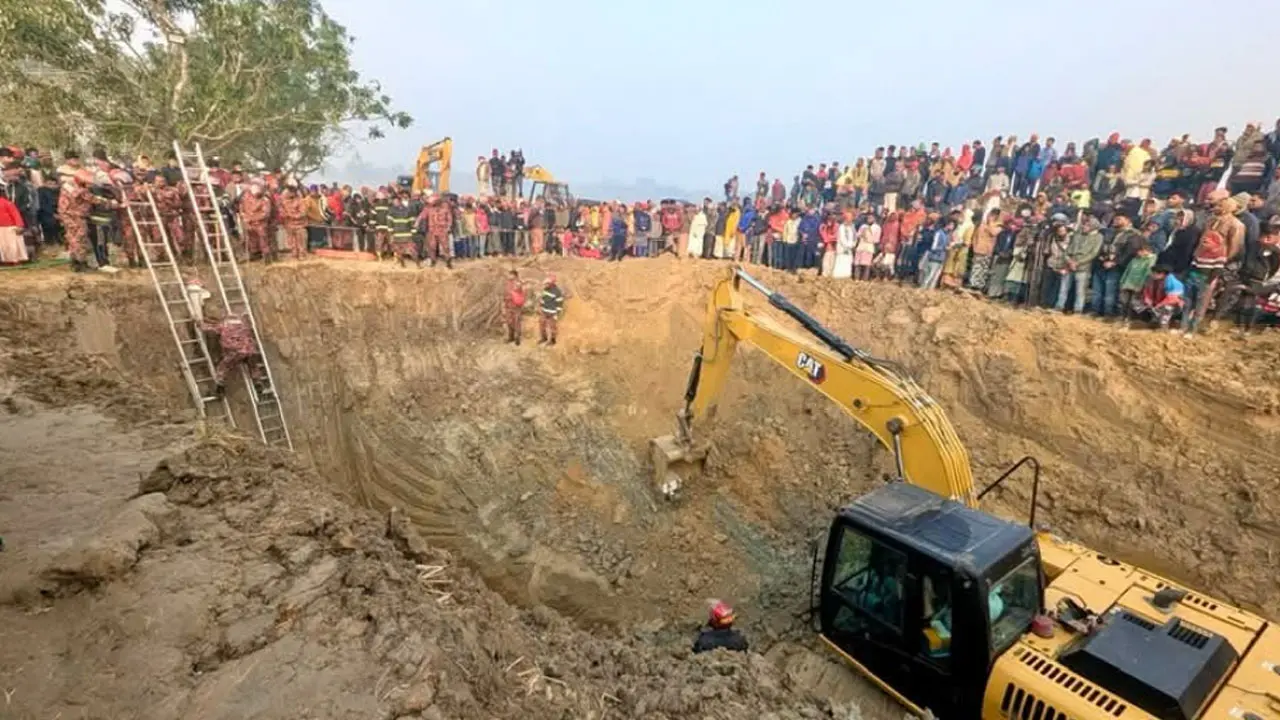 ১৭ ঘণ্টাতেও উদ্ধার হয়নি শিশুটি, চলছে সুড়ঙ্গ খোঁড়ার কাজ