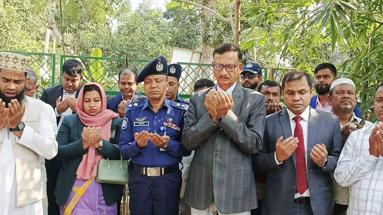 শহীদ আবু সাঈদের কবর জিয়ারত করলেন পররাষ্ট্র উপদেষ্টা