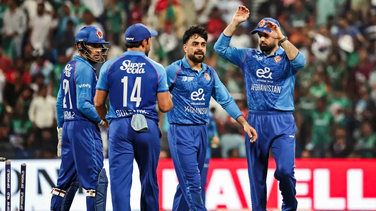 যে কারণে আফগানিস্তানে বুলেটপ্রুফ গাড়িতে চড়তে হয় রশিদকে