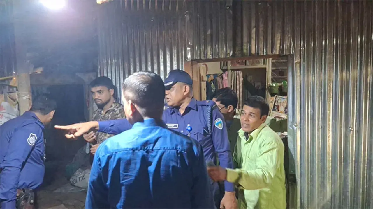 রাউজানে দরজায় তালা লাগিয়ে দুই ঘরে আগুন, অজ্ঞাতদের বিরুদ্ধে মামলা