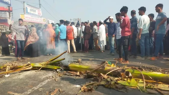 বকেয়া বেতনের দাবিতে ঢাকা-চট্টগ্রাম মহাসড়ক অবরোধ