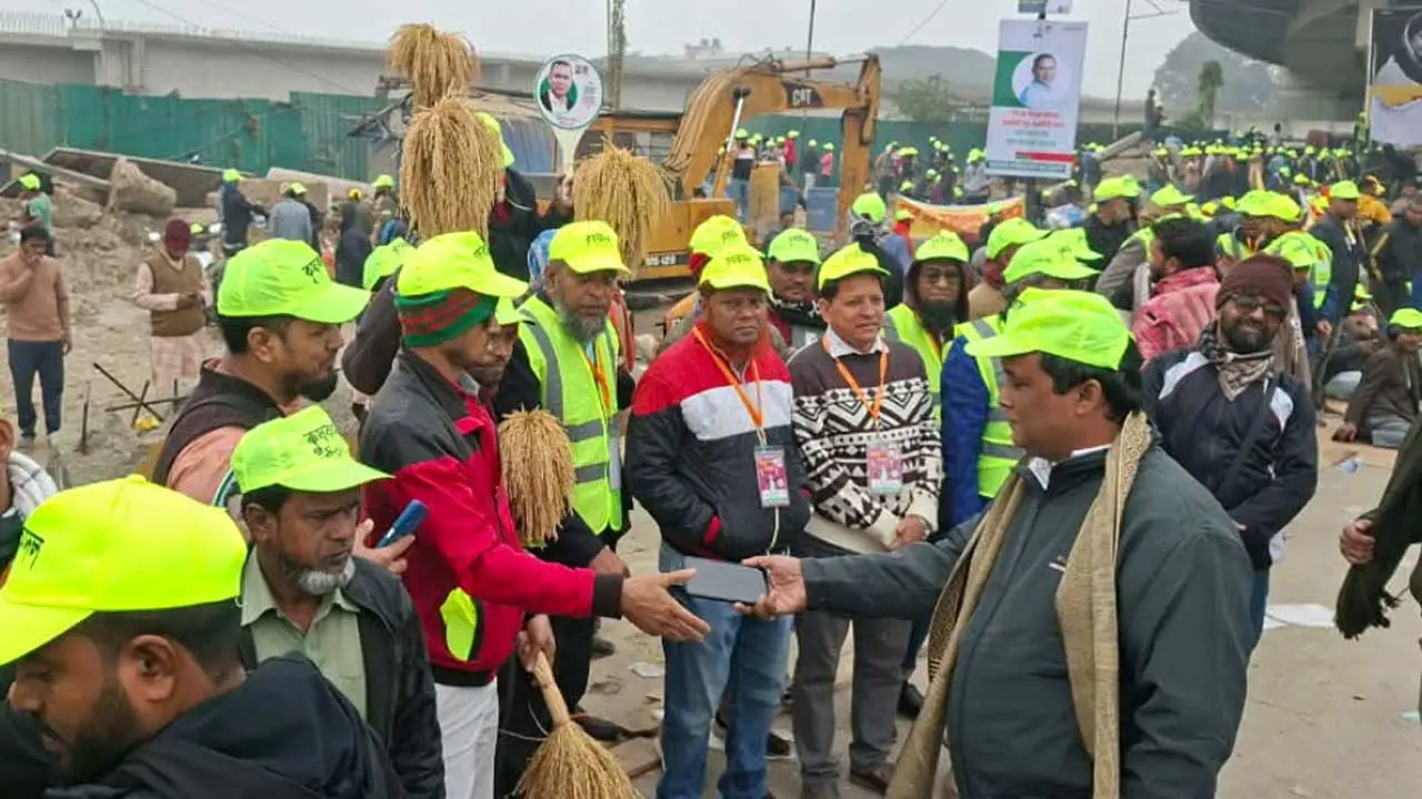ধানের শীষ আর পতাকা হাতে সড়কের পাশে বিএনপি নেতাকর্মীরা