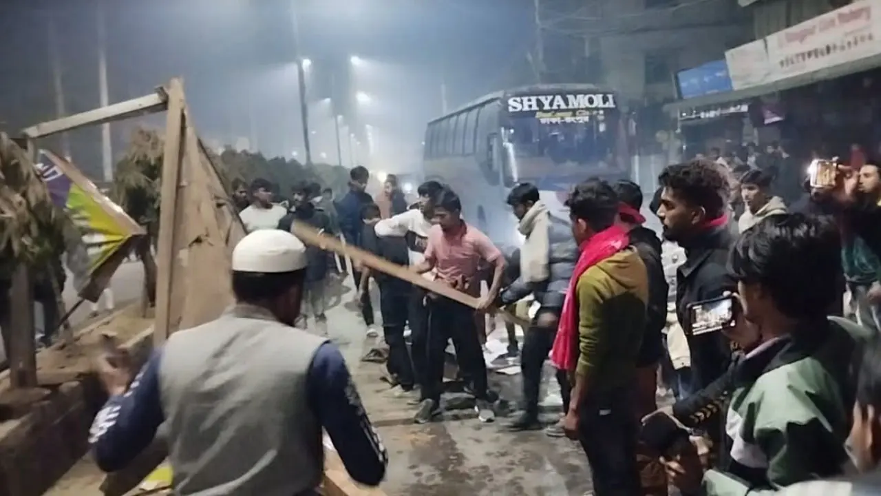 হাদির খুনিদের গ্রেপ্তার দাবিতে রংপুরে বিক্ষোভ, লাঙ্গল প্রতীক ভাঙচুর